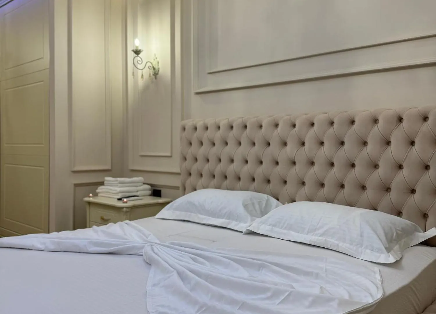 Luxury Room 007 contacts
